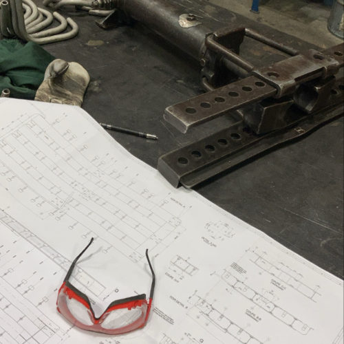 Image d'un plan avec des lunettes de protection, pour la fabrication de pièces en acier