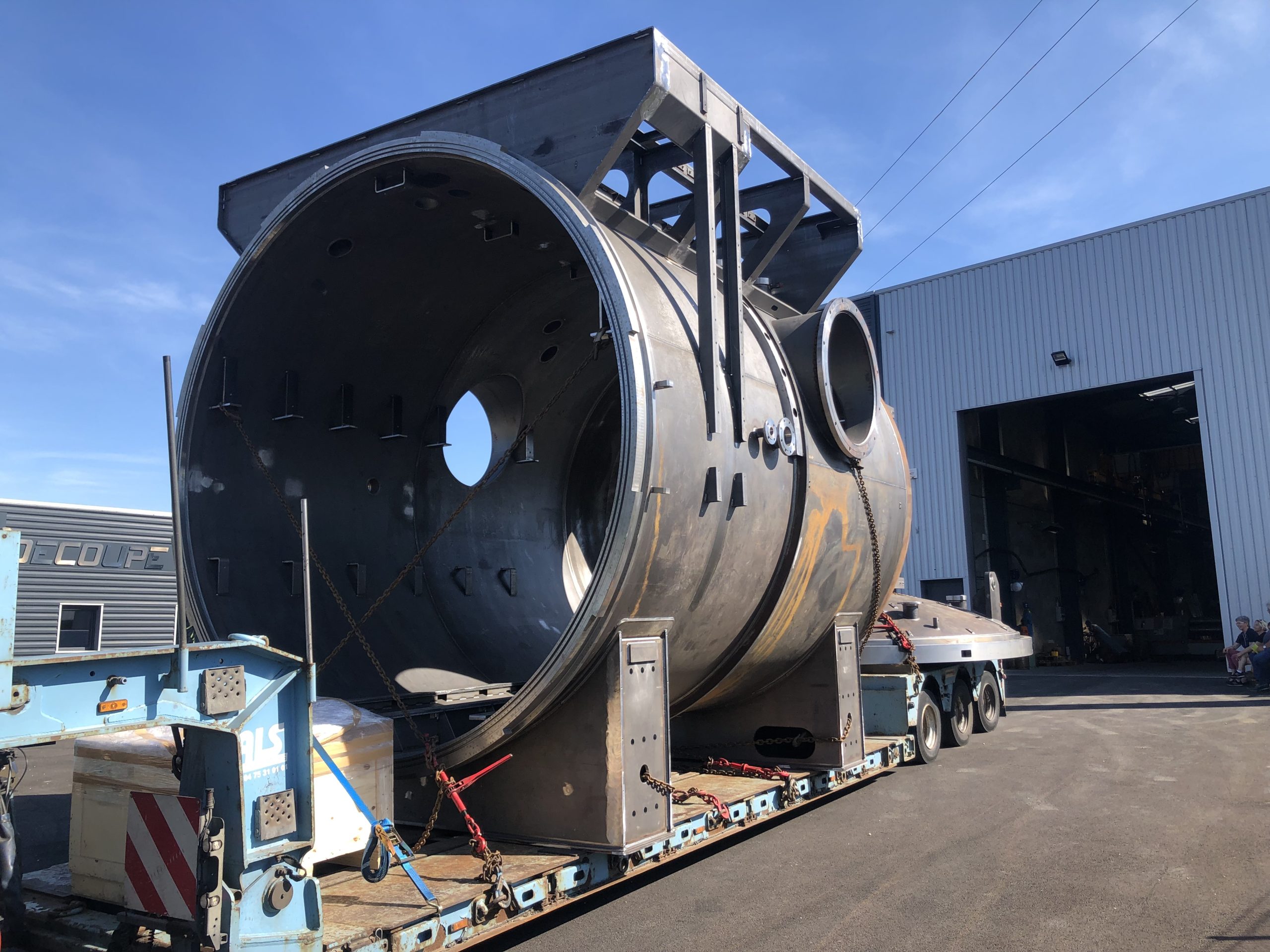 Transport sur camion d'un four sous vide en inox d'un diamètre de 3m80 - savoir-faire reconnu - région Isère et Rhône-Alpes